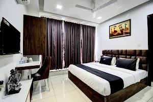 Shine Inn Couple friendly Rooms & Banquet / Best Hotel In Rohini image