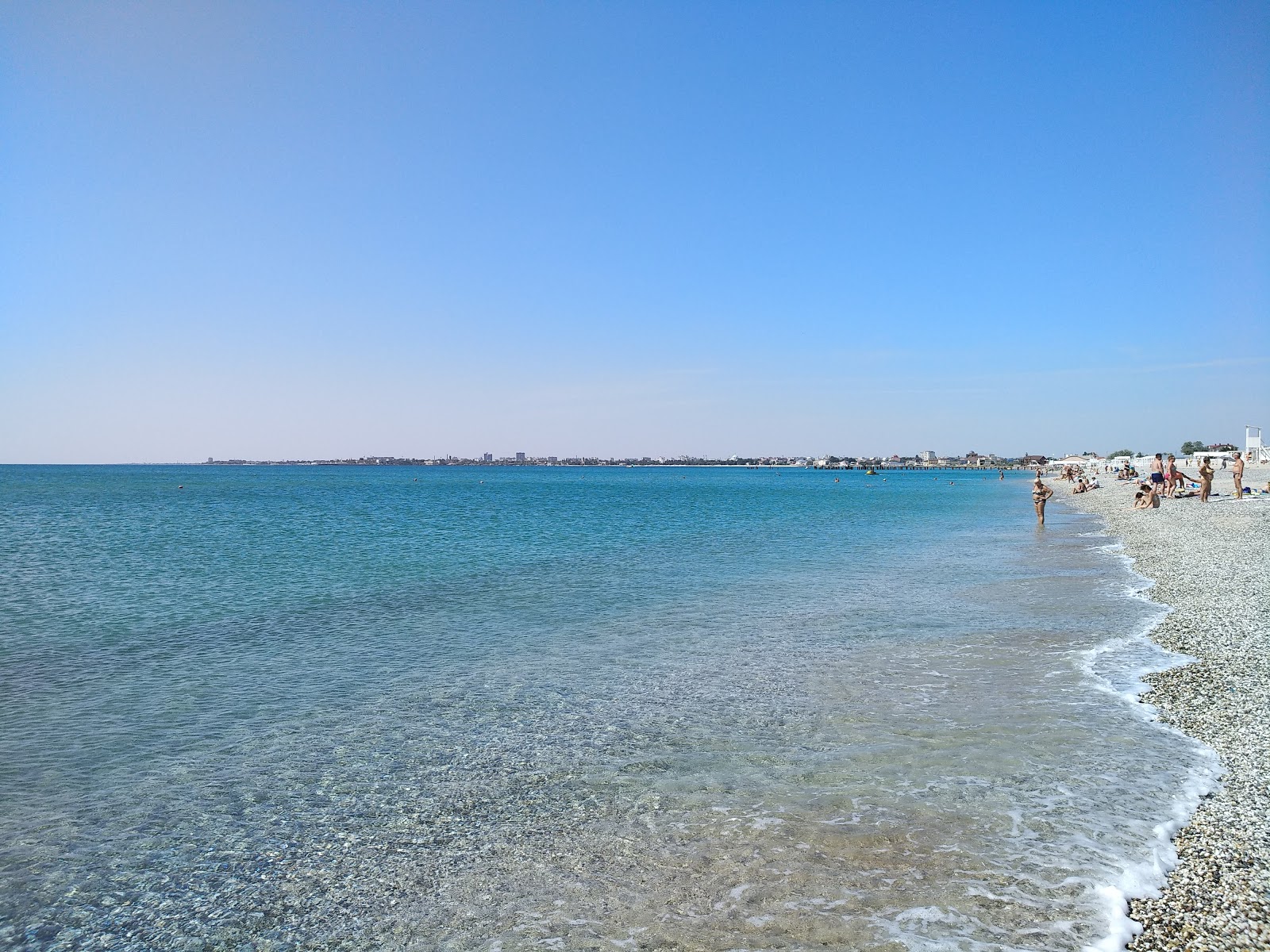Valokuva Evpatoria beachista. pinnalla turkoosi puhdas vesi:n kanssa