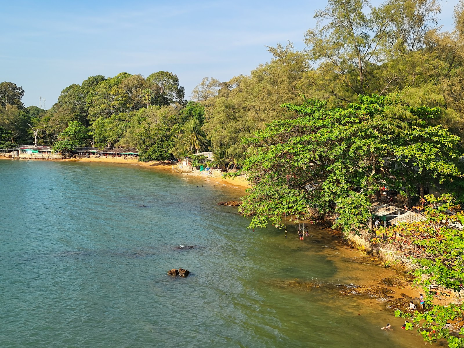 Foto von Hat Ao Yang Beach und die siedlung