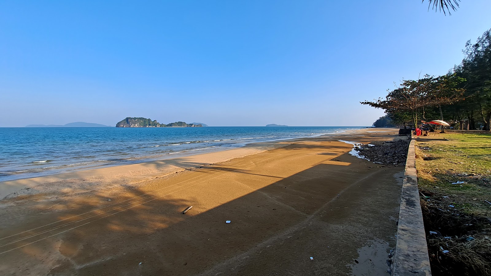 Photo of Sairee Beach and the settlement