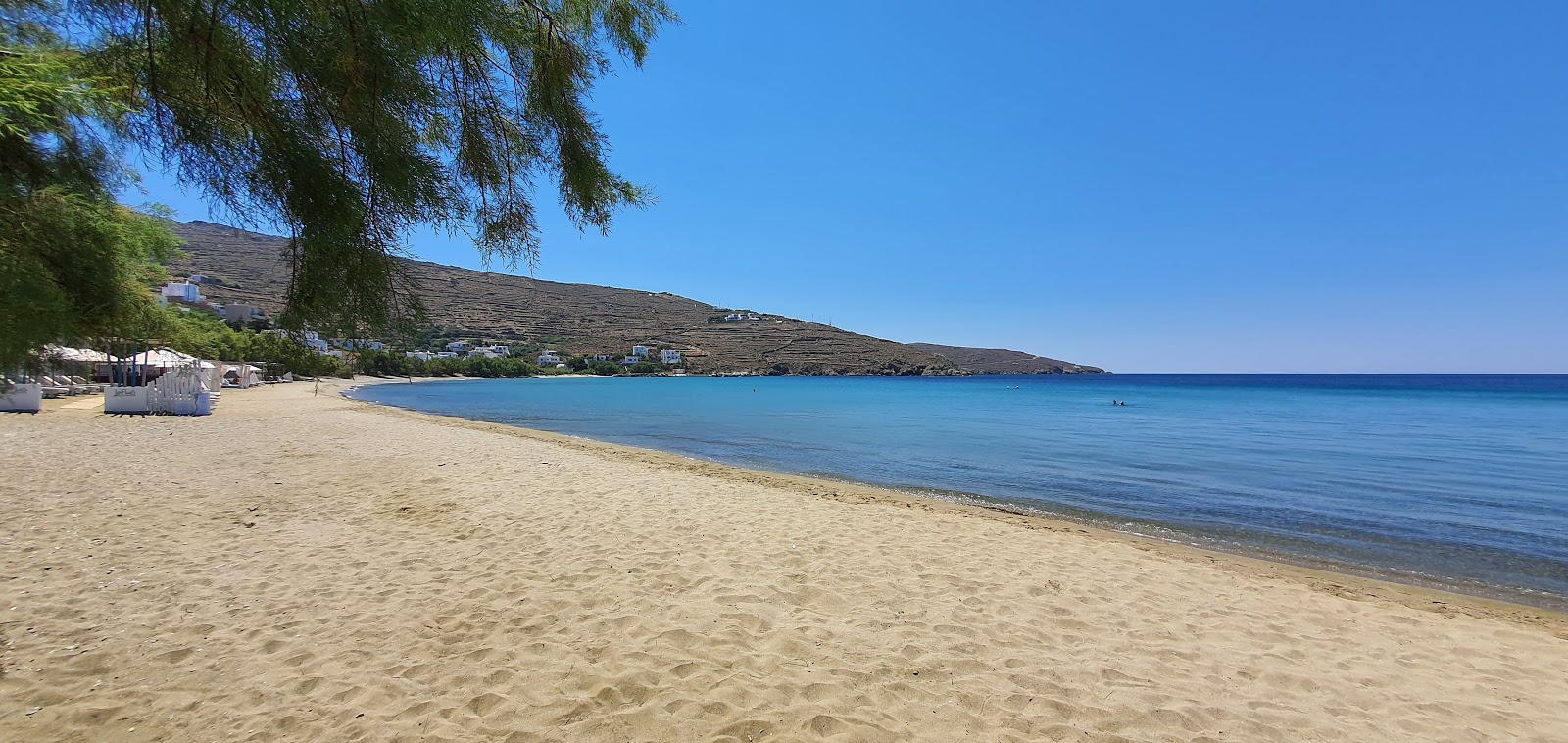 Foto de Praia de Agios Romanos com areia brilhante superfície