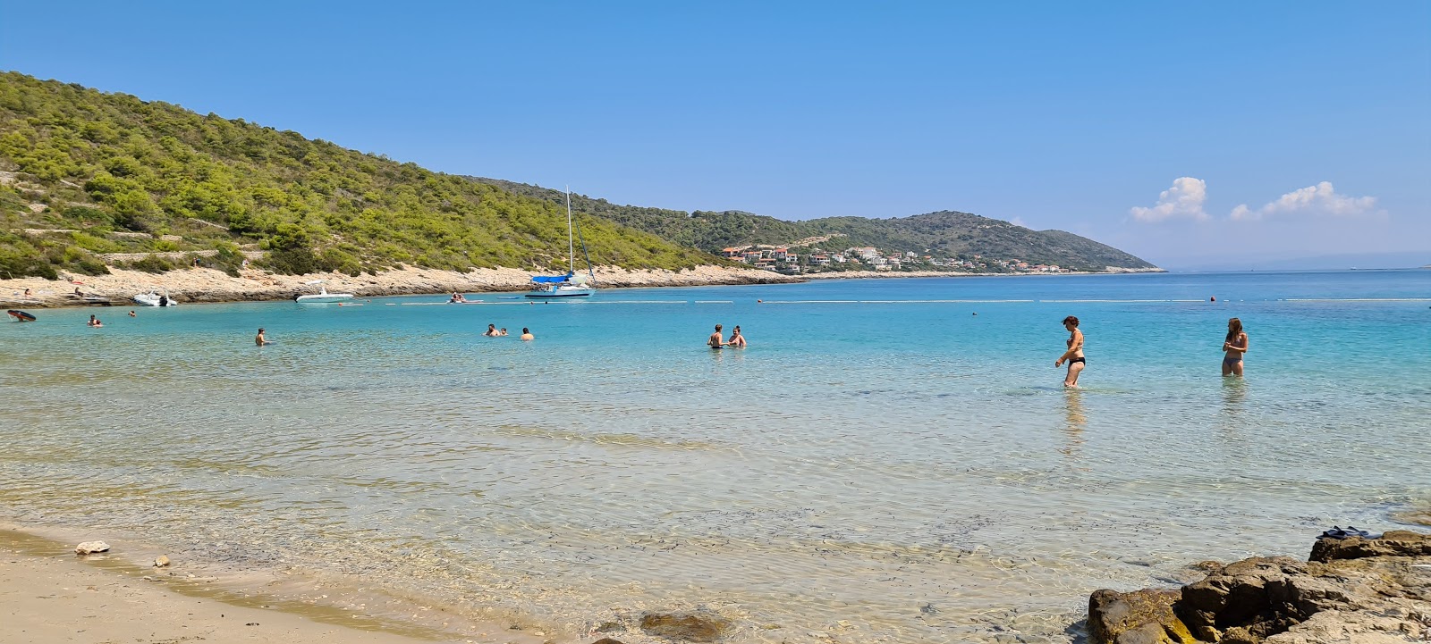 Zdjęcie Zaglav beach poparte klifami