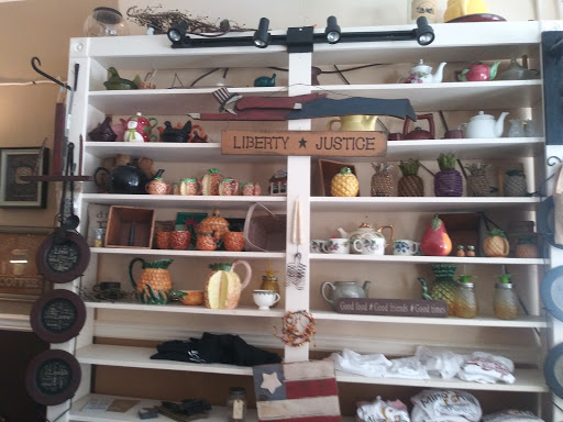 Restaurant «The Pineapple Tea Room & Coffee Shoppe», reviews and photos, 604 Colwyn St, Cumberland Gap, TN 37724, USA