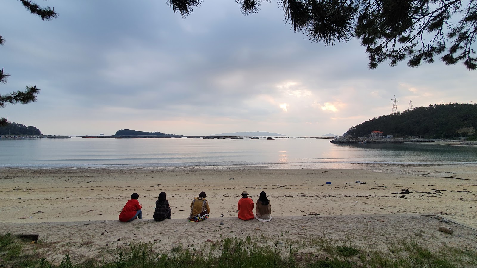 Foto av Jiri Cheongsong Beach omgiven av klippor