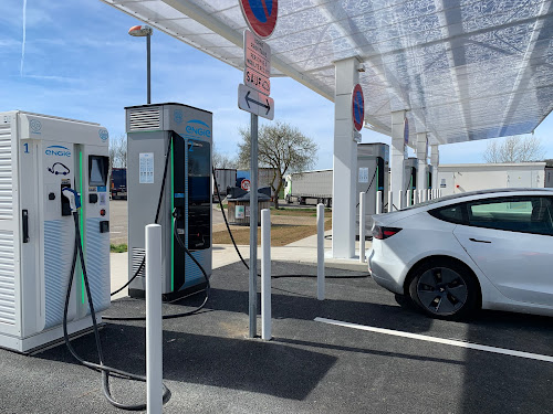 Borne de recharge de véhicules électriques TotalEnergies Dagneux