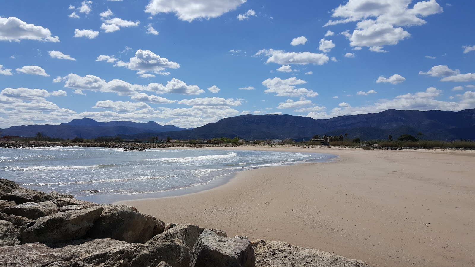 Foto di Playa de L'Estany con una superficie del sabbia marrone
