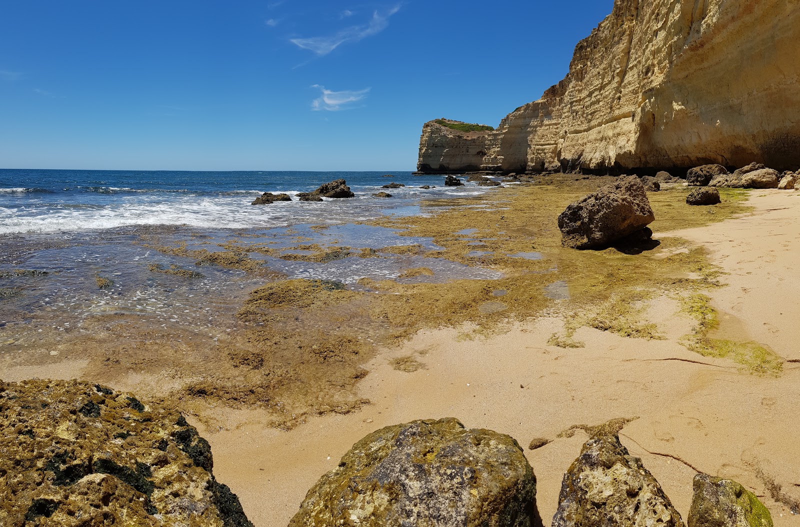Praia do Vale da Lapa'in fotoğrafı düz bir kıyı şeridi ile birlikte
