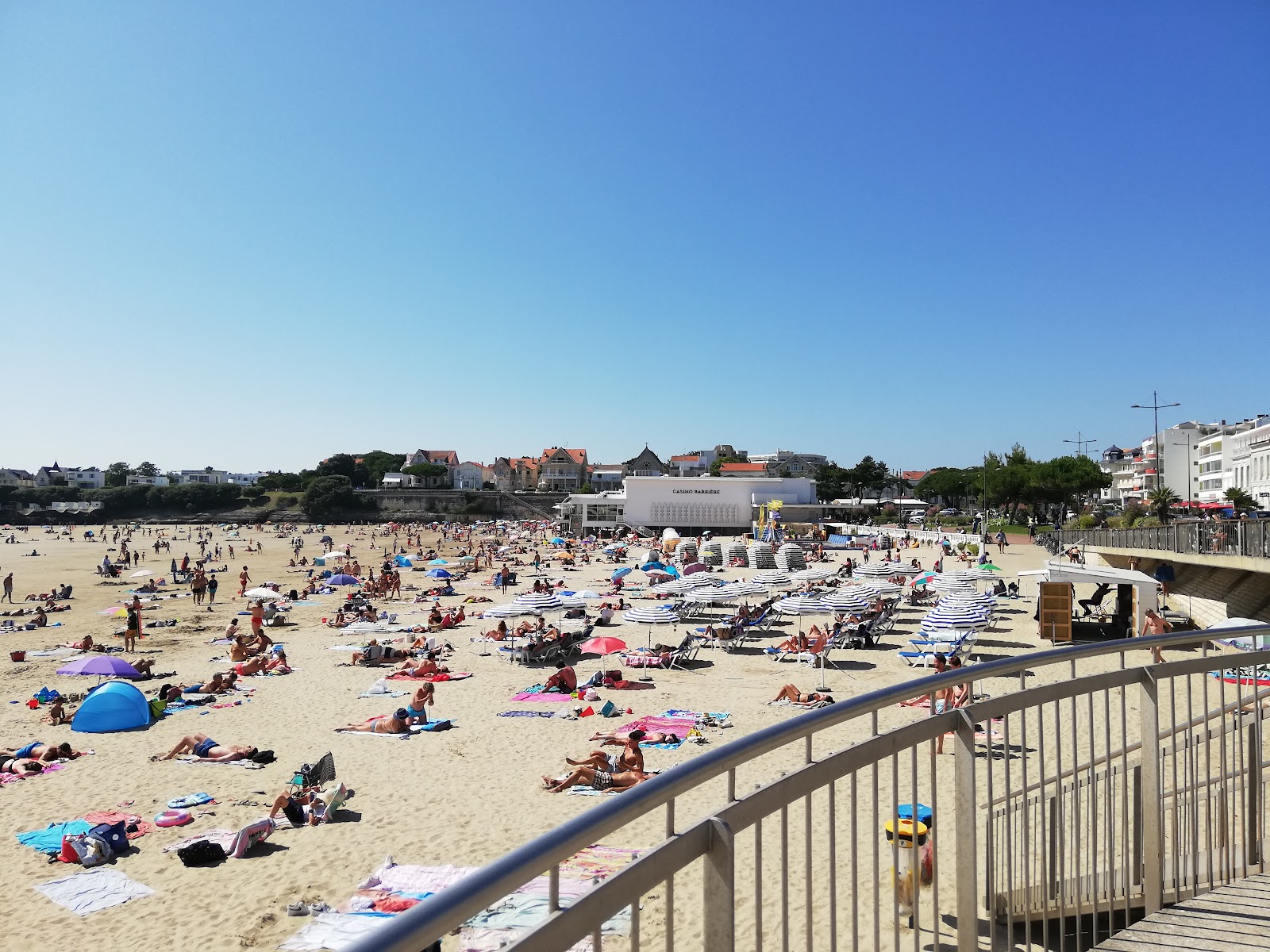 Plage de Pontaillac'in fotoğrafı kahverengi kum yüzey ile