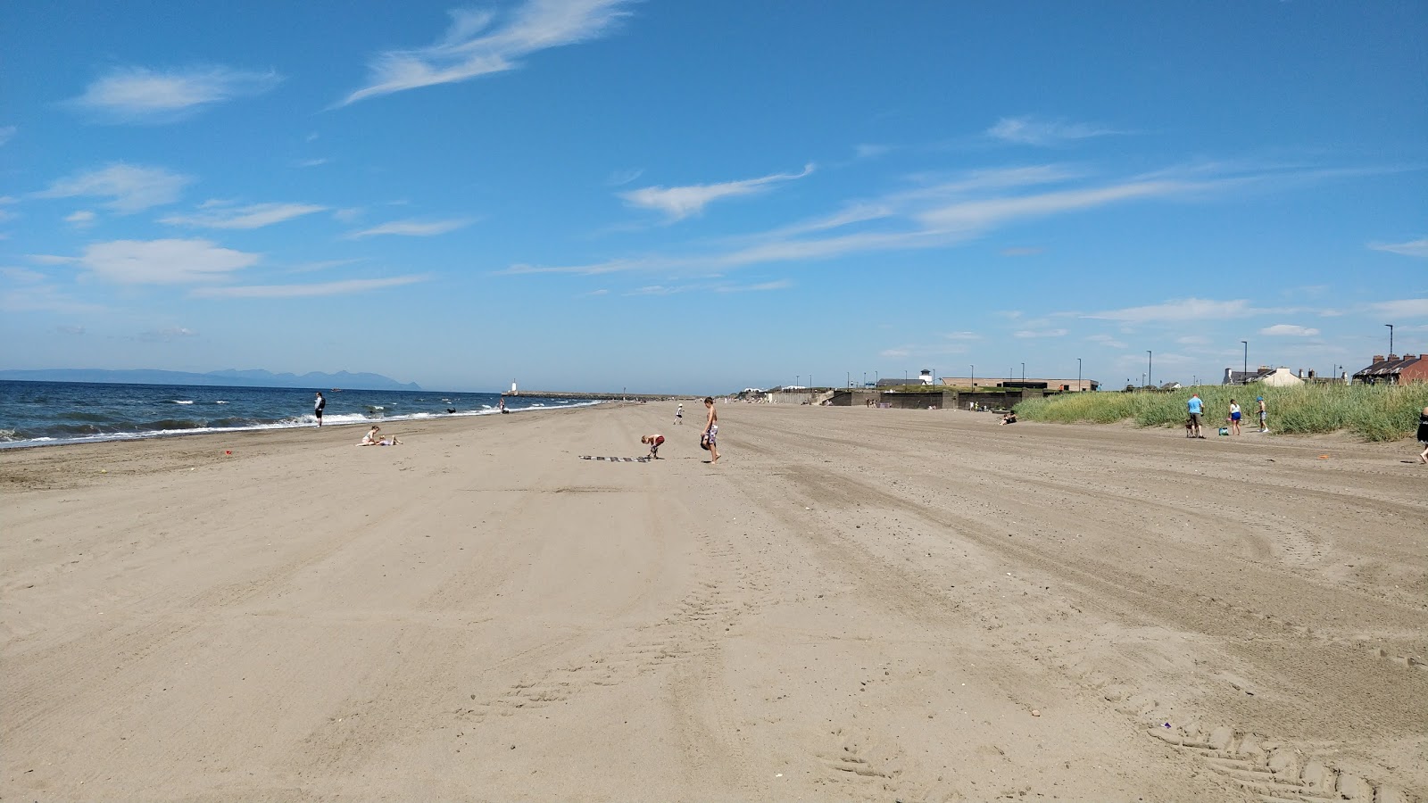Girvan Beach'in fotoğrafı düz ve uzun ile birlikte