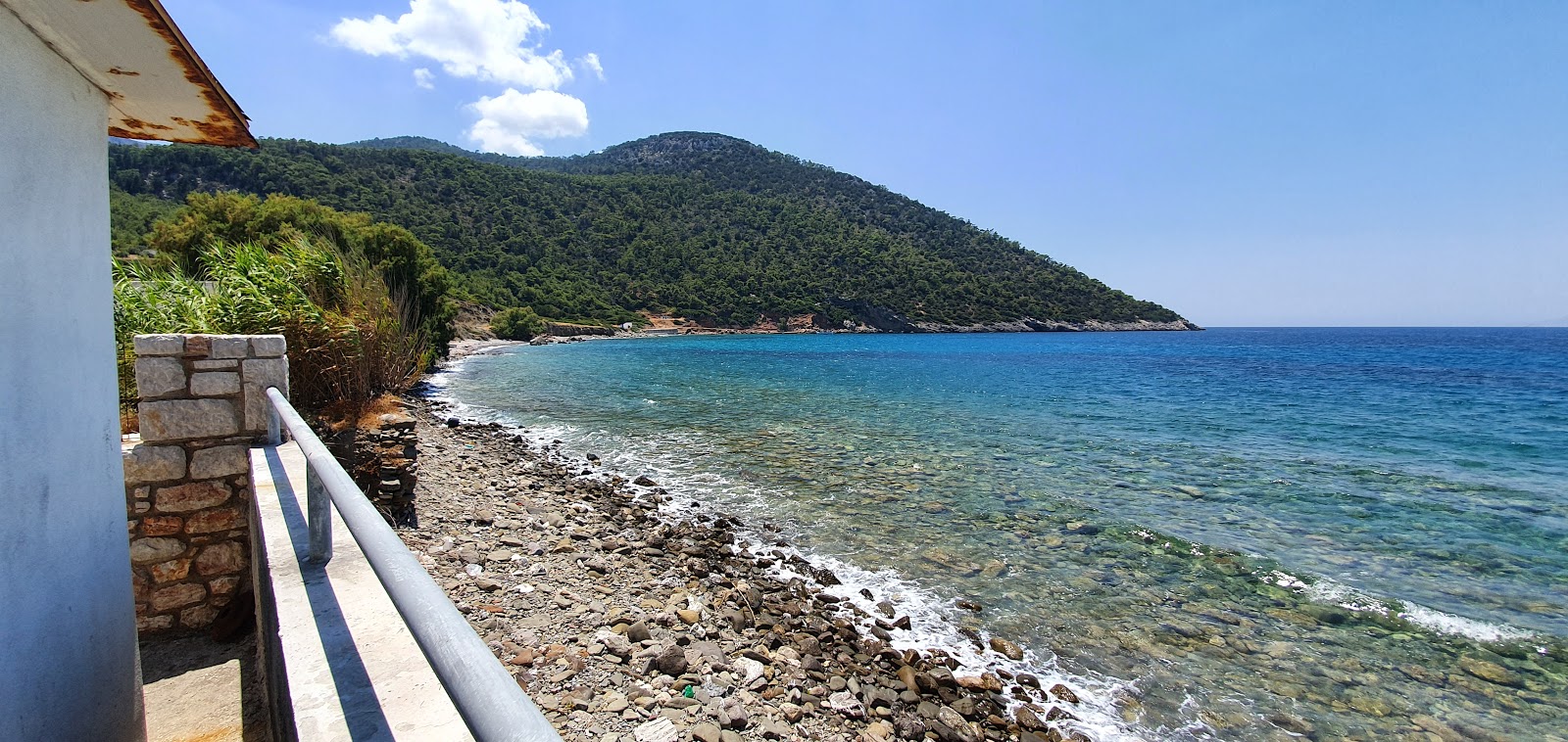 Paralia Glifada IV'in fotoğrafı mavi saf su yüzey ile