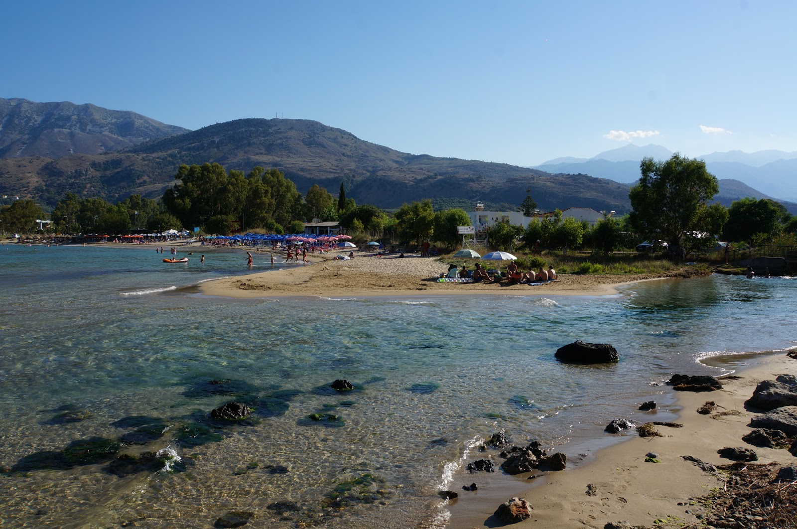 Foto von Kalyvaki Strand von Klippen umgeben