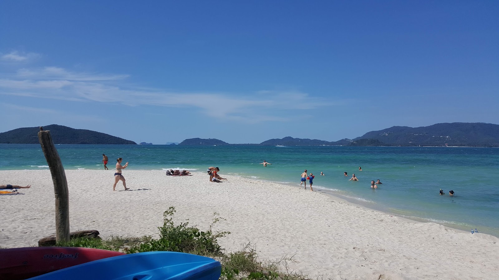 Foto de Playa Ko Mat Sum con arena fina y blanca superficie