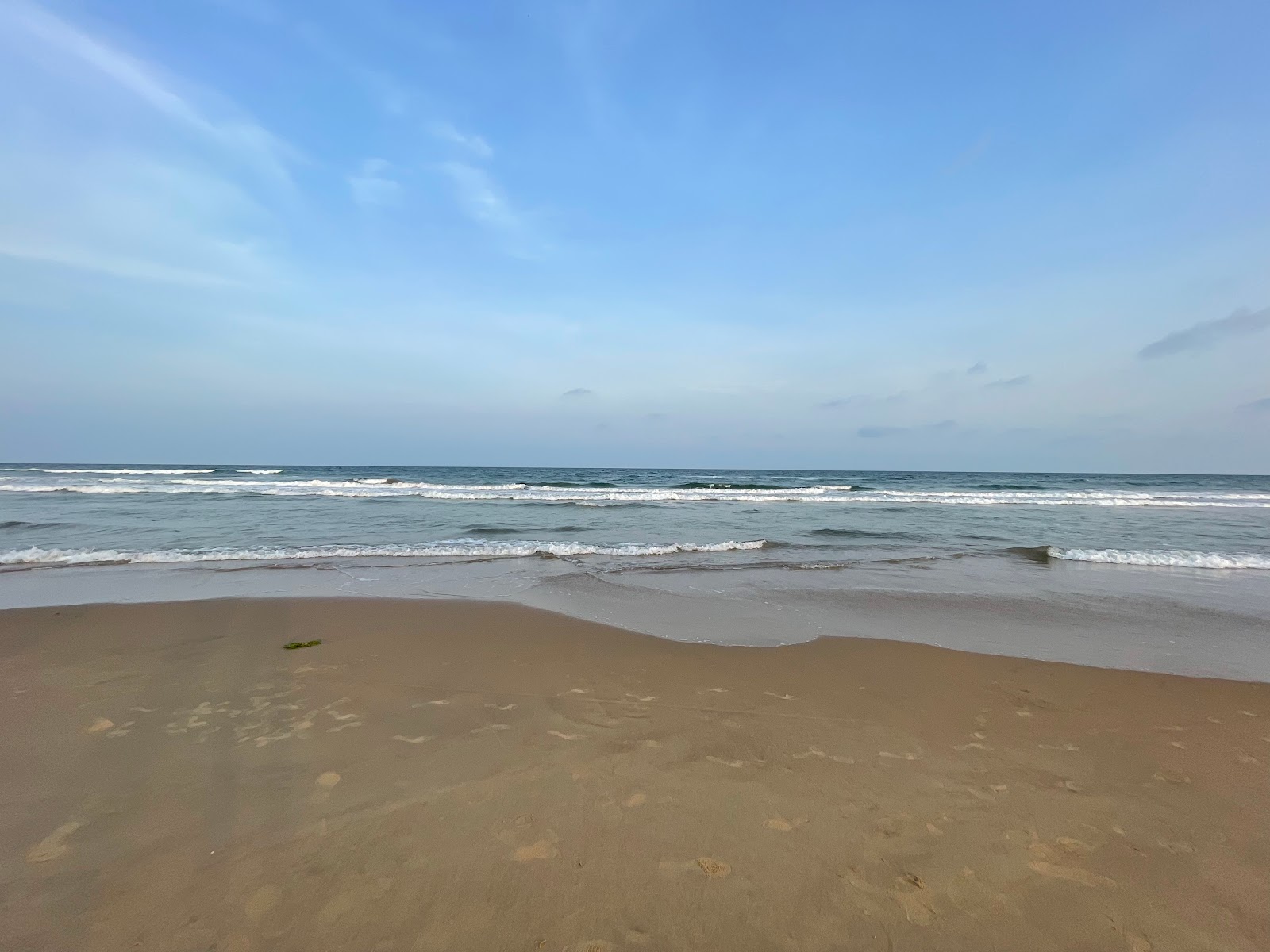Foto av Sonapur Beach med turkos rent vatten yta