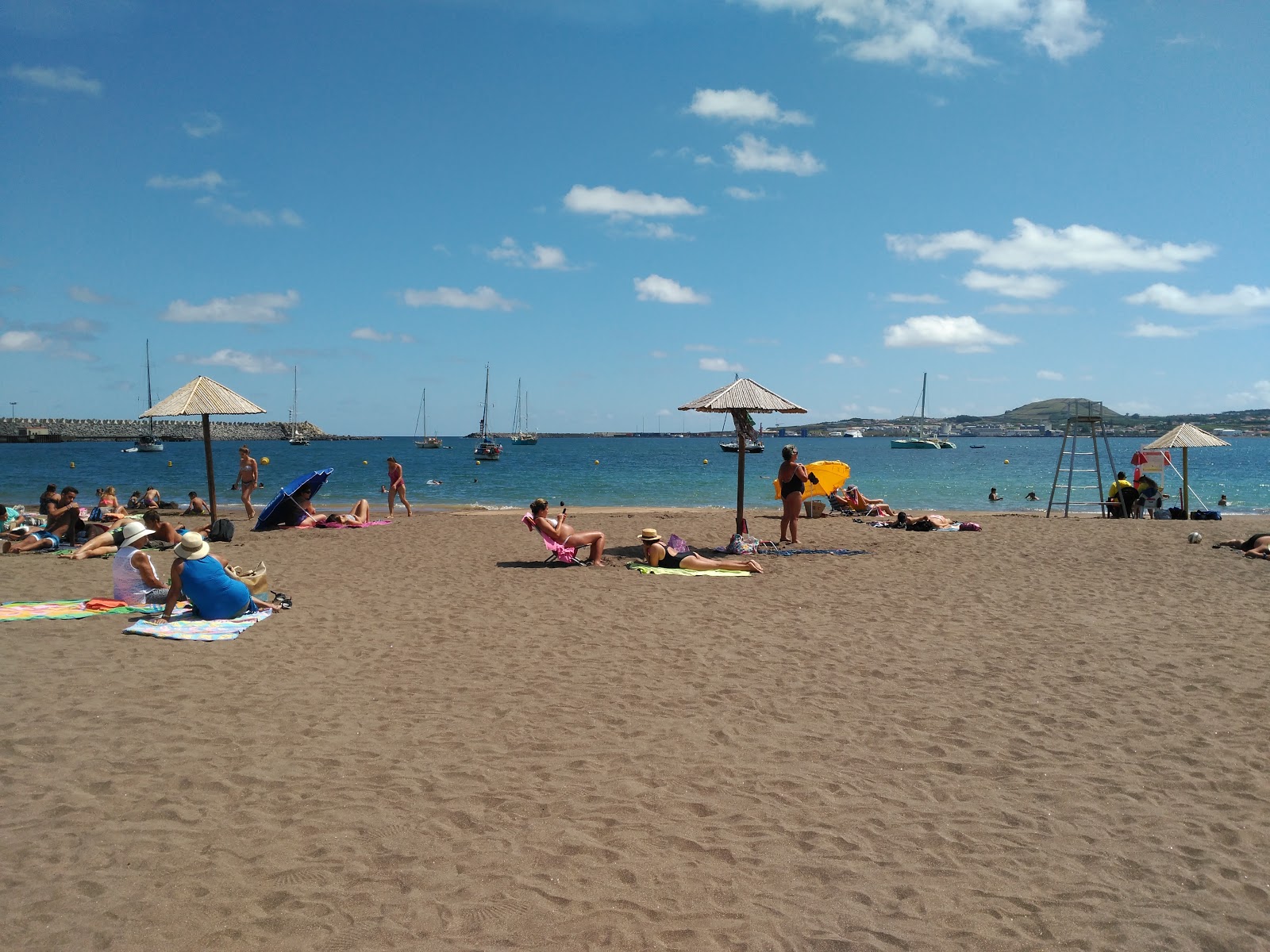 Foto von Praia da Vitoria und die siedlung