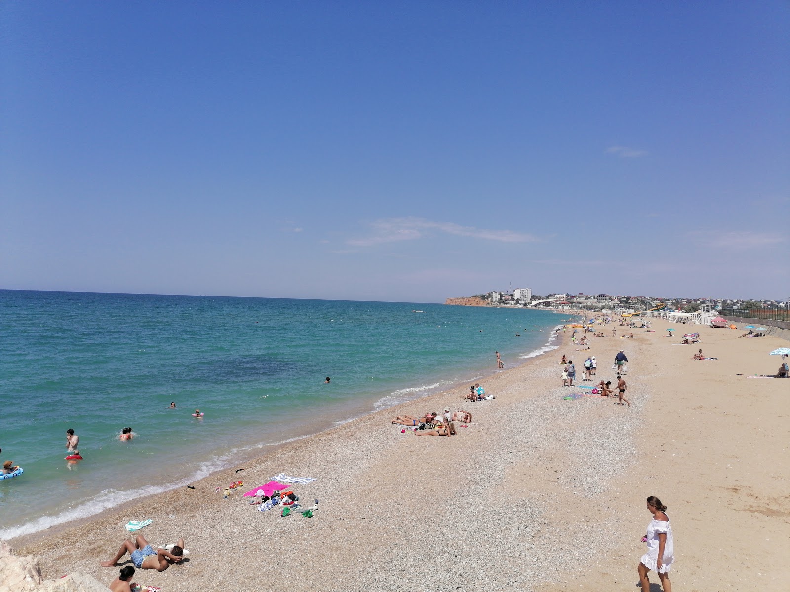 Orlovka beach的照片 带有碧绿色纯水表面