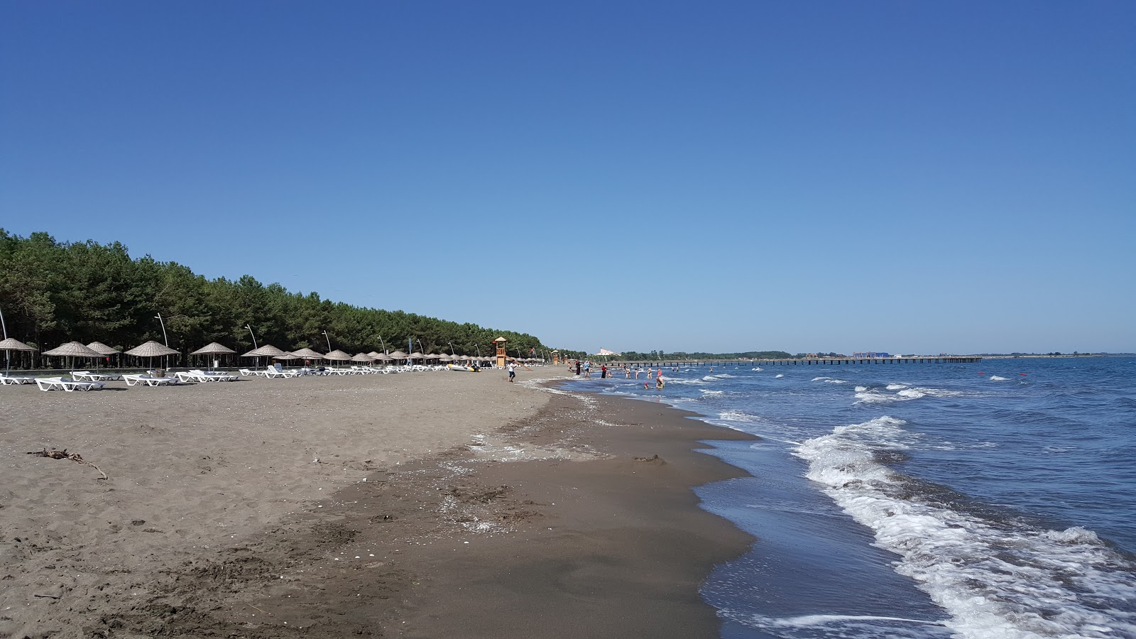 Foto av Milic Beach med grå sand yta