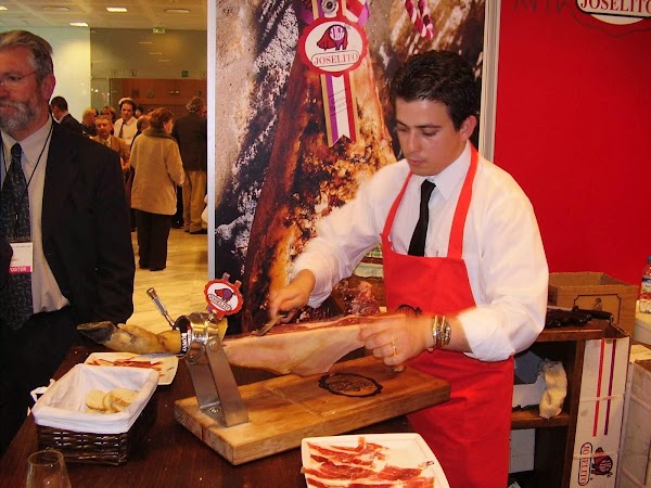 Se Ofrecen Cortadores de Jamón y Formador para cursos de corte de jamón.