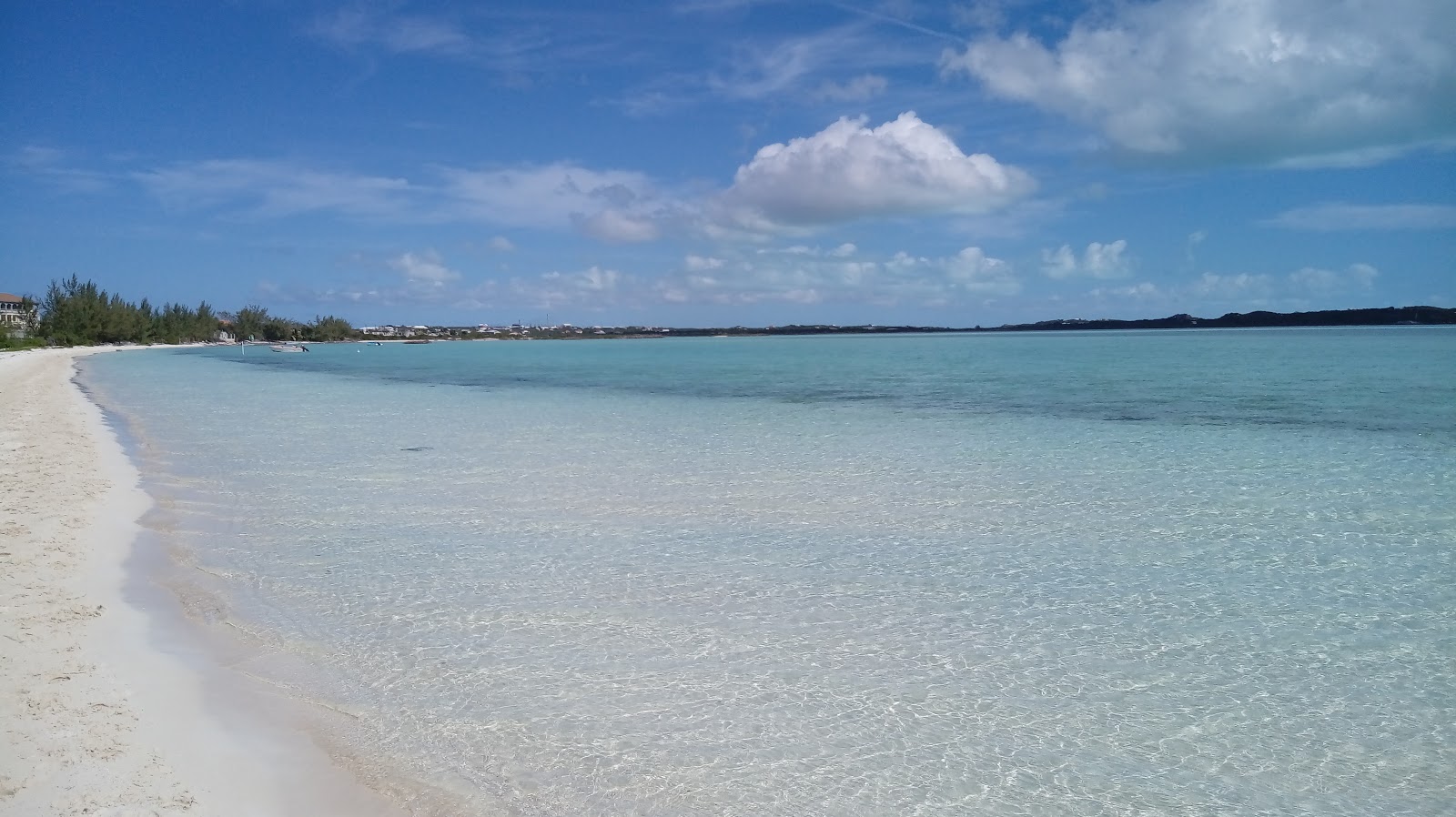 Foto av Five Cays beach med turkos rent vatten yta