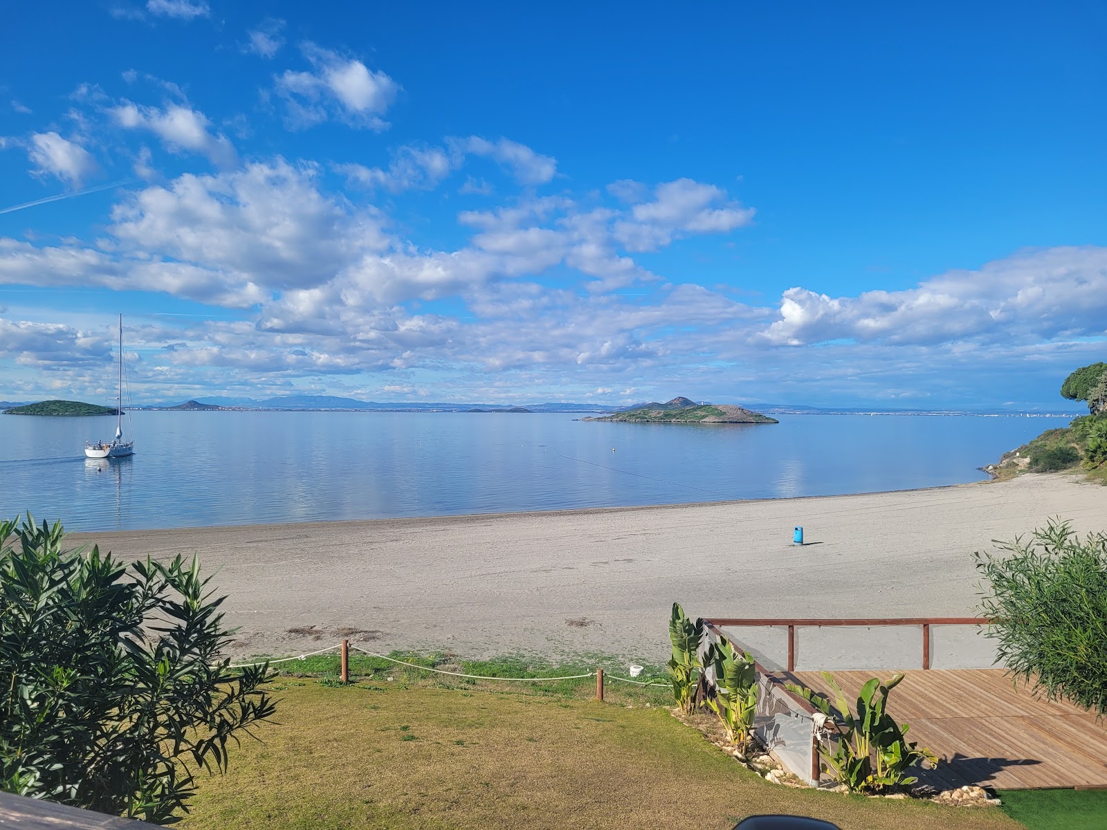 Foto von Playa del Ciervo mit grauer sand Oberfläche