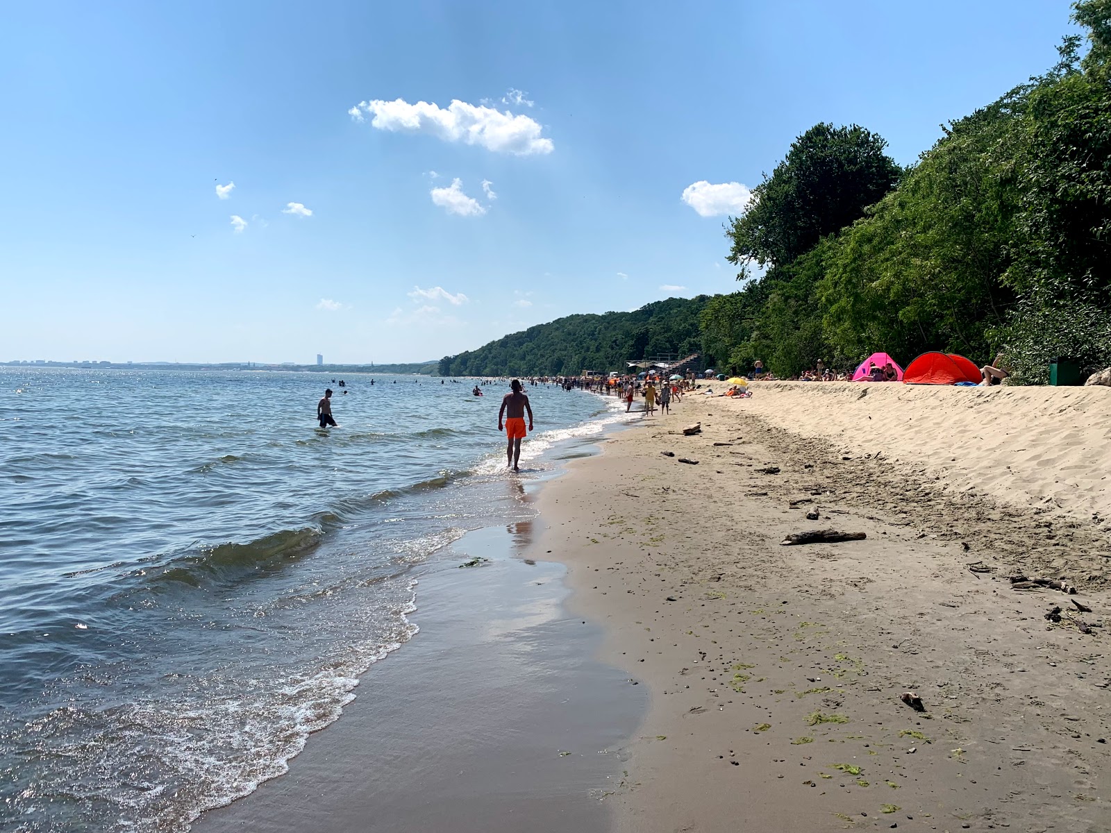 Foto di Kolibki Beach con una superficie del sabbia beige fine