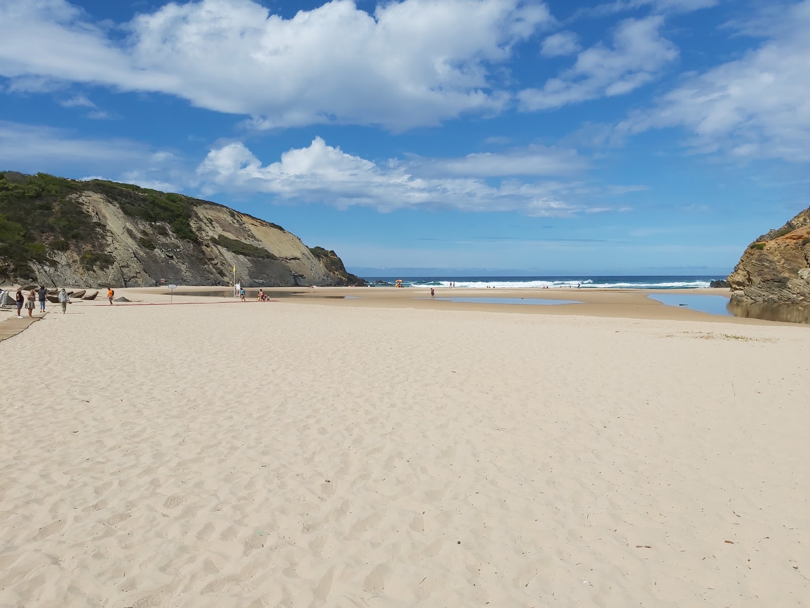 Praia do Carvalhal'in fotoğrafı - Çocuklu aile gezginleri için önerilir