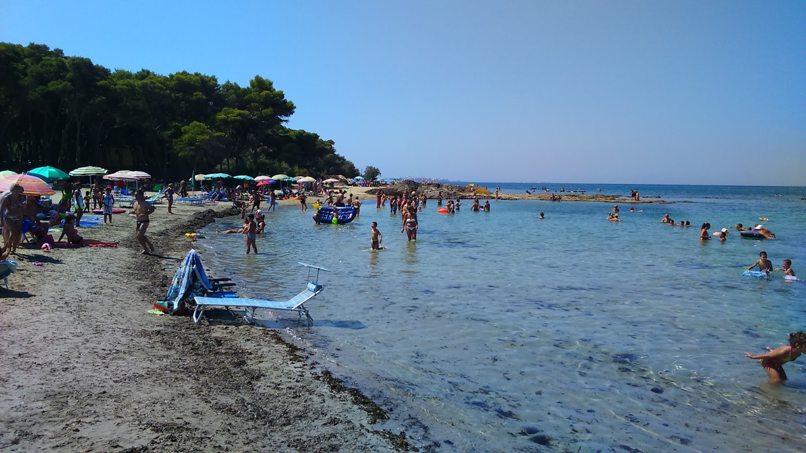 Spiaggia di Lido Torre'in fotoğrafı - rahatlamayı sevenler arasında popüler bir yer