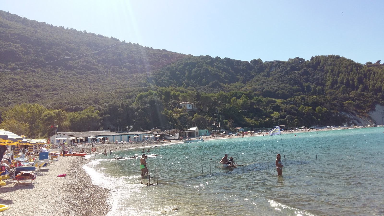 Fotografie cu Spiaggia di Portonovo zonă de stațiune de pe plajă