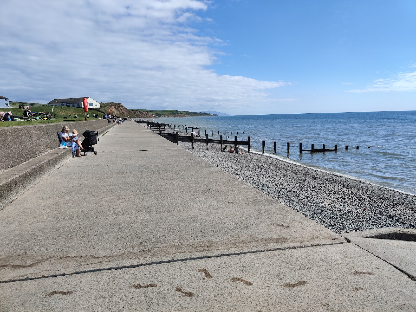 Foto van St. Bees Beach Seafront omringd door bergen