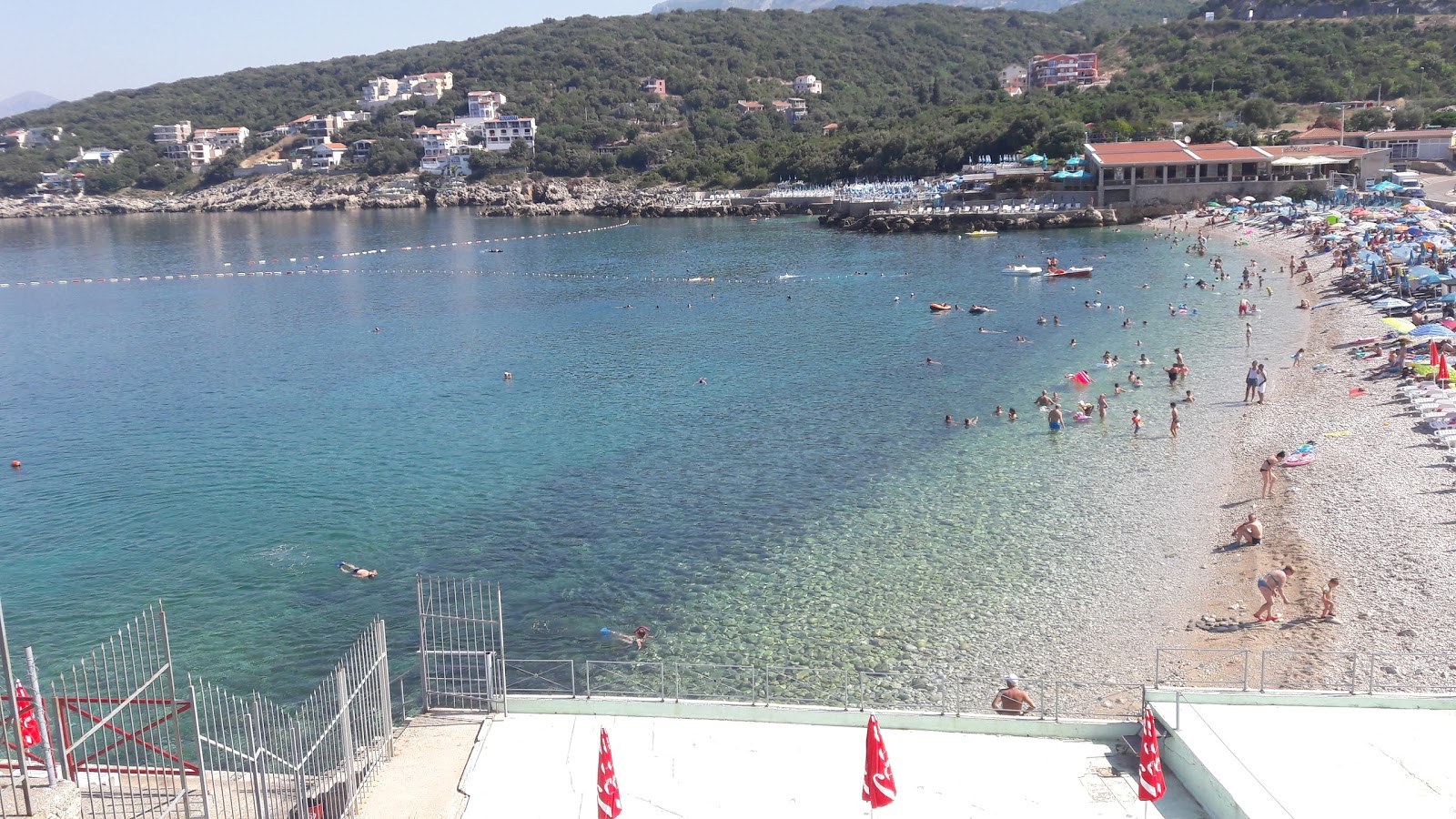 Foto von Utjeha Strand teilweise ferienortbereich