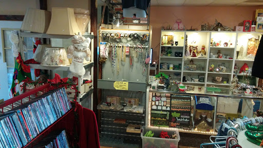 Thrift Store «Thrifty Nickel Tampa Thrift Store Re-Sale», reviews and photos, 7706 W Hillsborough Ave, Tampa, FL 33615, USA