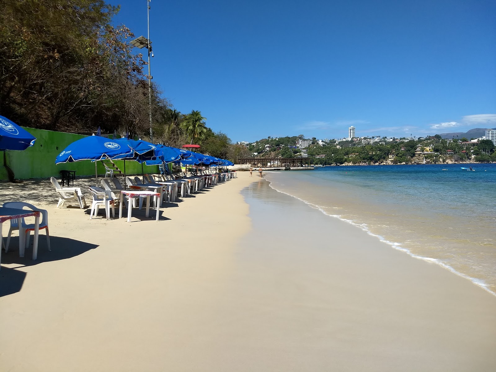 Valokuva Playa La Roquetaista. pinnalla turkoosi puhdas vesi:n kanssa