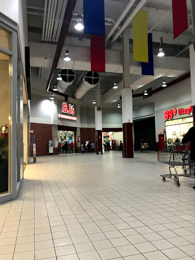 Shopping Mall «Metro Mall-Middle Village», reviews and photos, 6626 Metropolitan Ave, Middle Village, NY 11379, USA