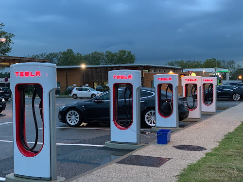 Borne de recharge de véhicules électriques Tesla Supercharger Saint-Priest