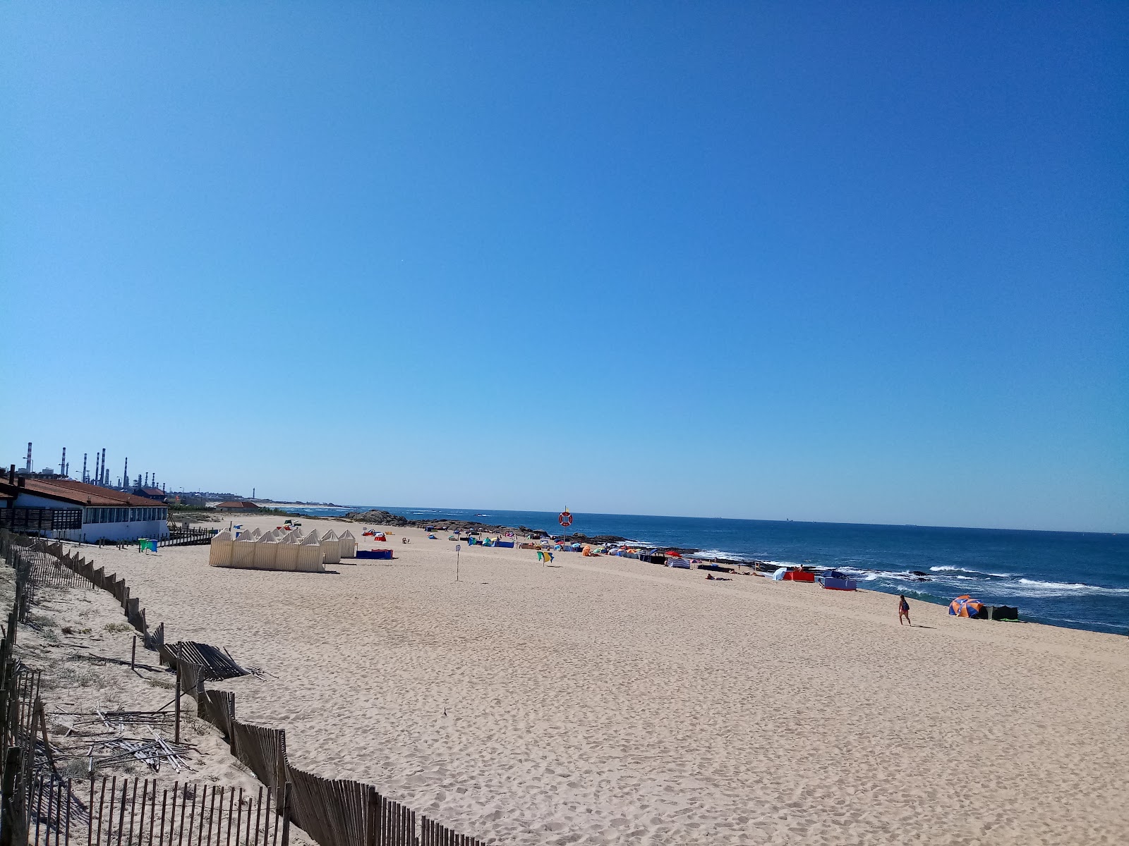 Fotografie cu Praia da Memoria cu o suprafață de apa albastra