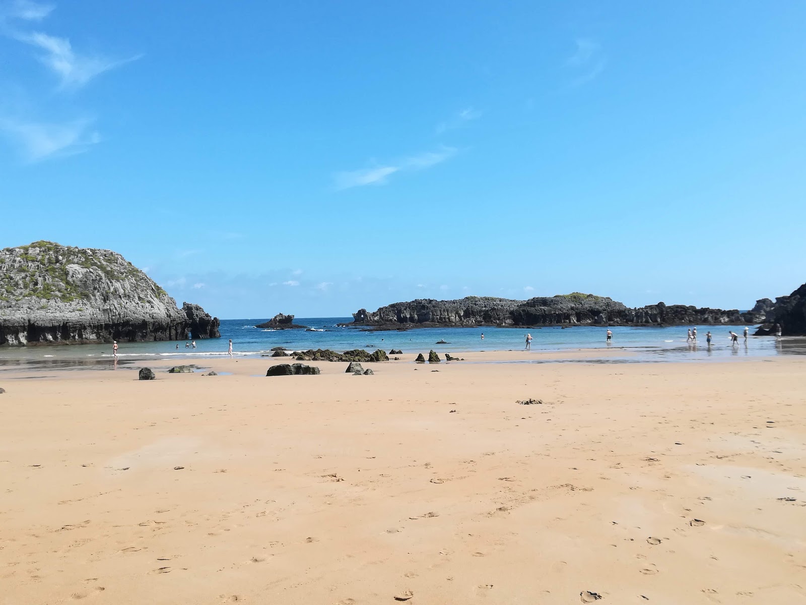 Playa Cuarezo'in fotoğrafı dağlarla çevrili