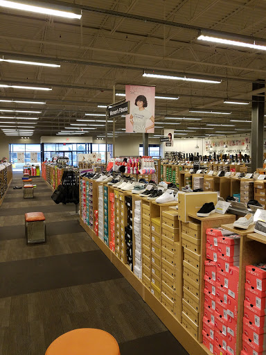 Shoe Store «DSW Designer Shoe Warehouse», reviews and photos, 6971 Grand Ave, Gurnee, IL 60031, USA