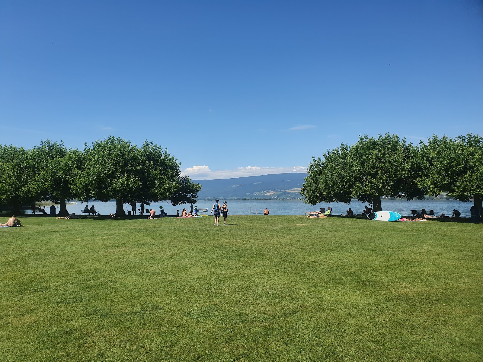 Foto di Strandbad Luscherz con una costa dritta