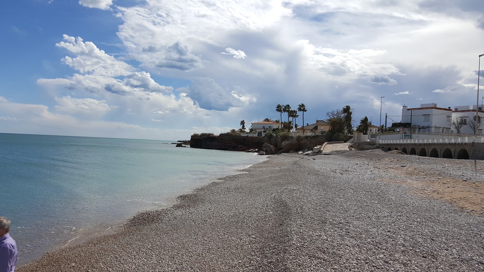 Foto di Platja del Saldonar con una superficie del piccoli ciottoli grigi