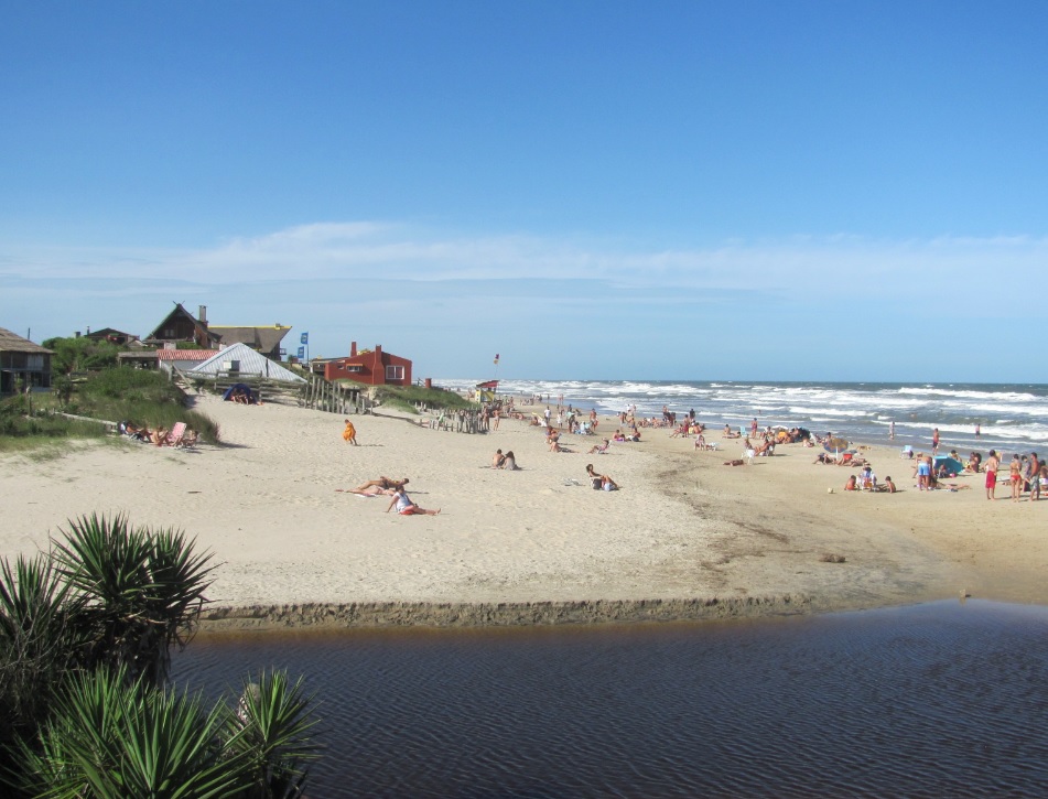 Fotografija Aguas Dulces Beach in naselje