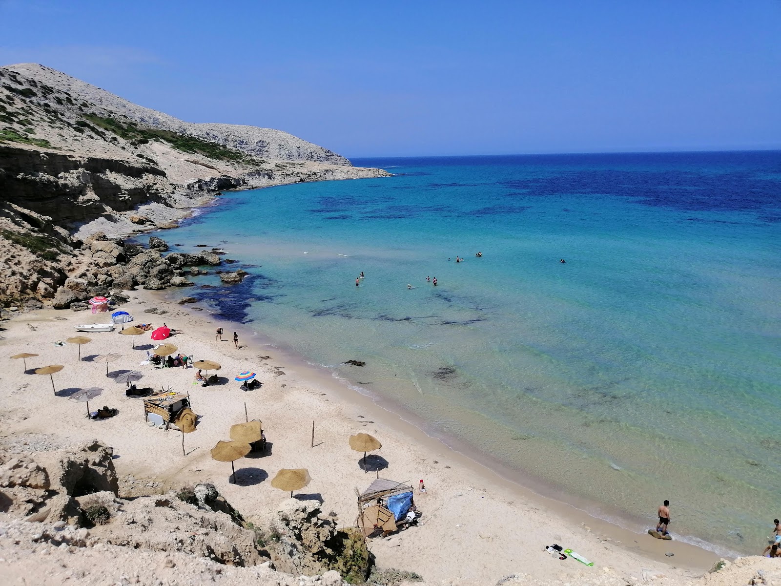 Fotografija La Grotte beach z svetel fin pesek površino