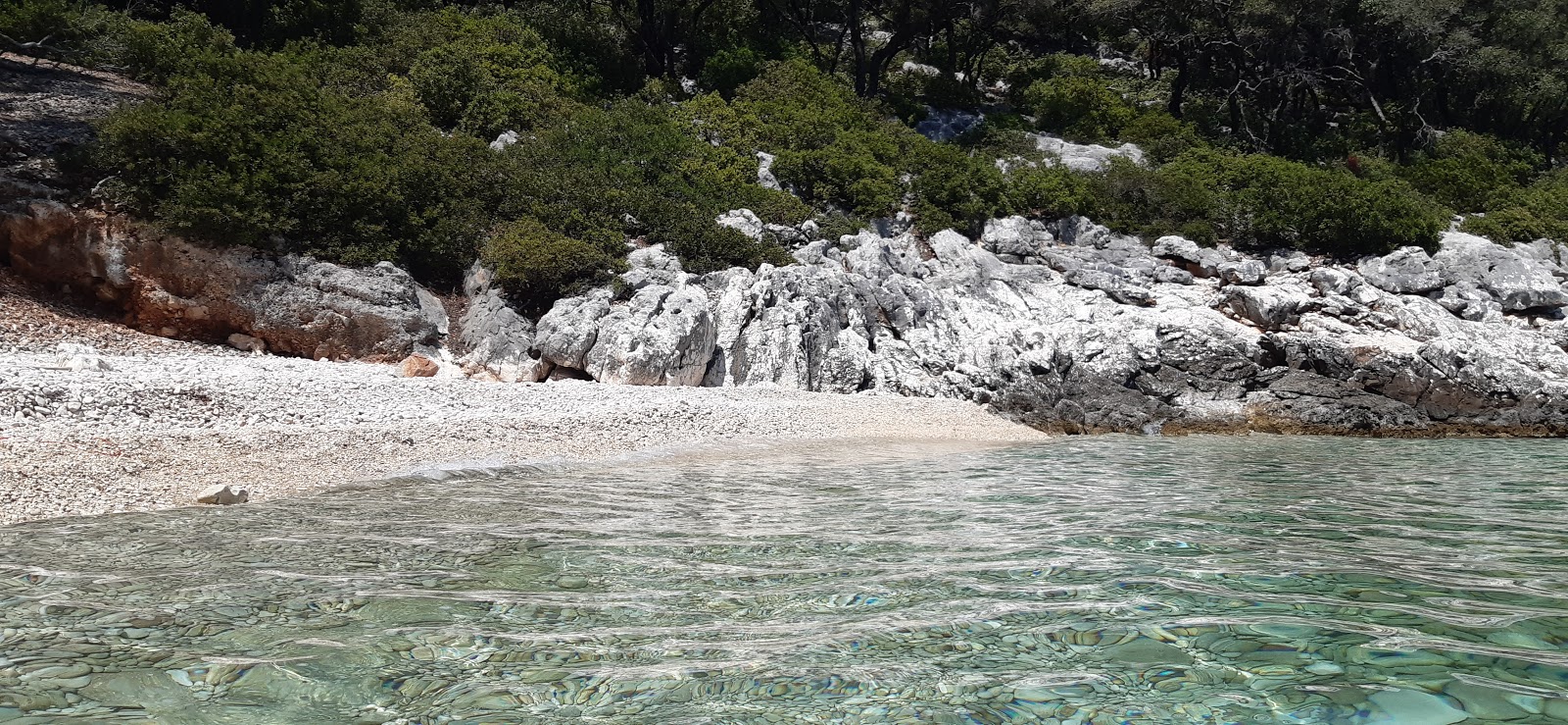 Foto von Kamini beach VI mit beiger kiesel Oberfläche