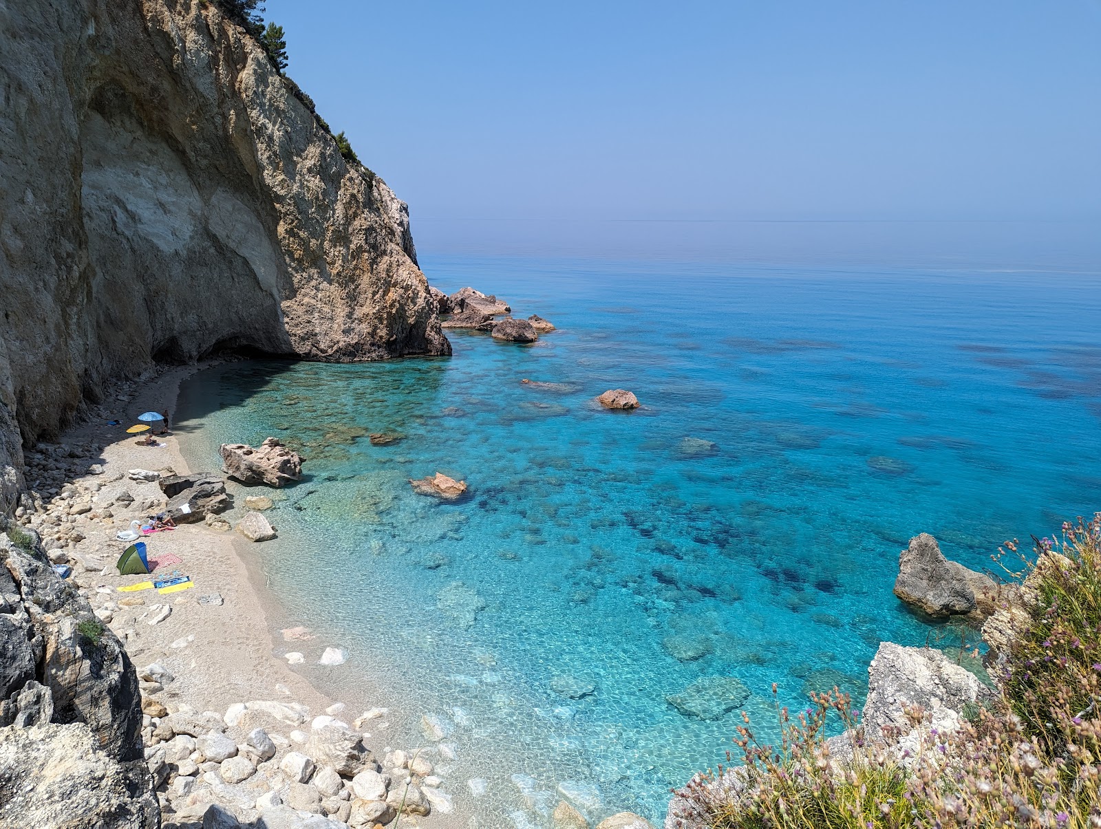 Foto von Milos Hidden Beach mit grauer sand & felsen Oberfläche
