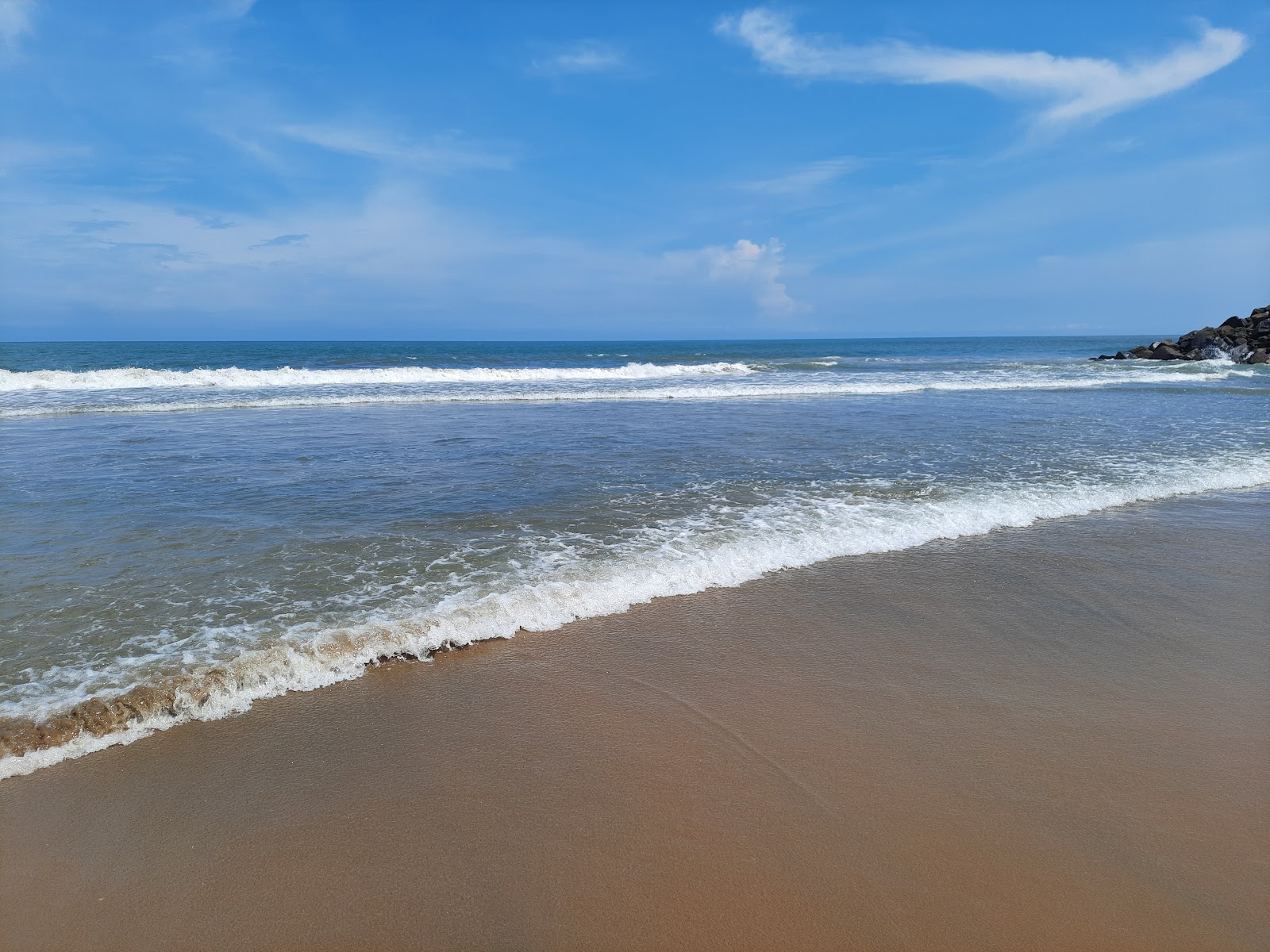 Foto de Poompuhar Beach con parcialmente limpio nivel de limpieza