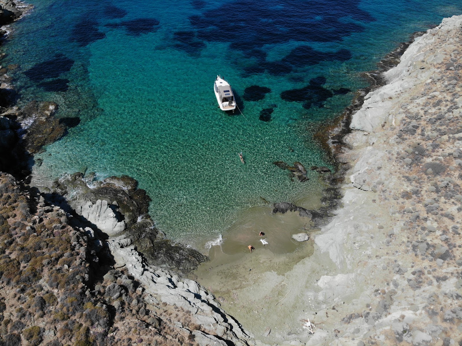 Treis Ammoudies Beaches'in fotoğrafı geniş bir kıyı şeridi ile birlikte