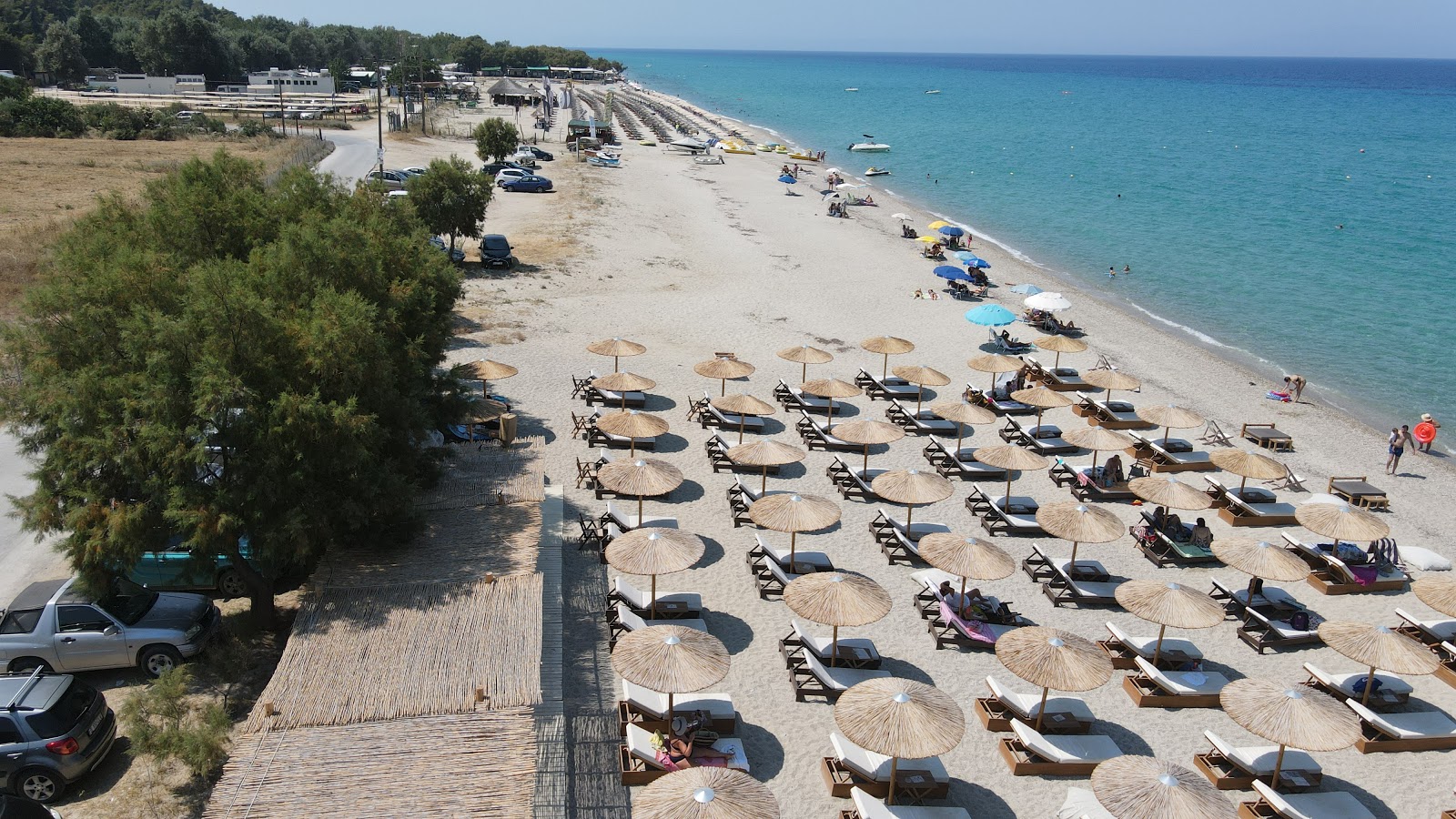 Posidi Batı Plajı'in fotoğrafı - rahatlamayı sevenler arasında popüler bir yer