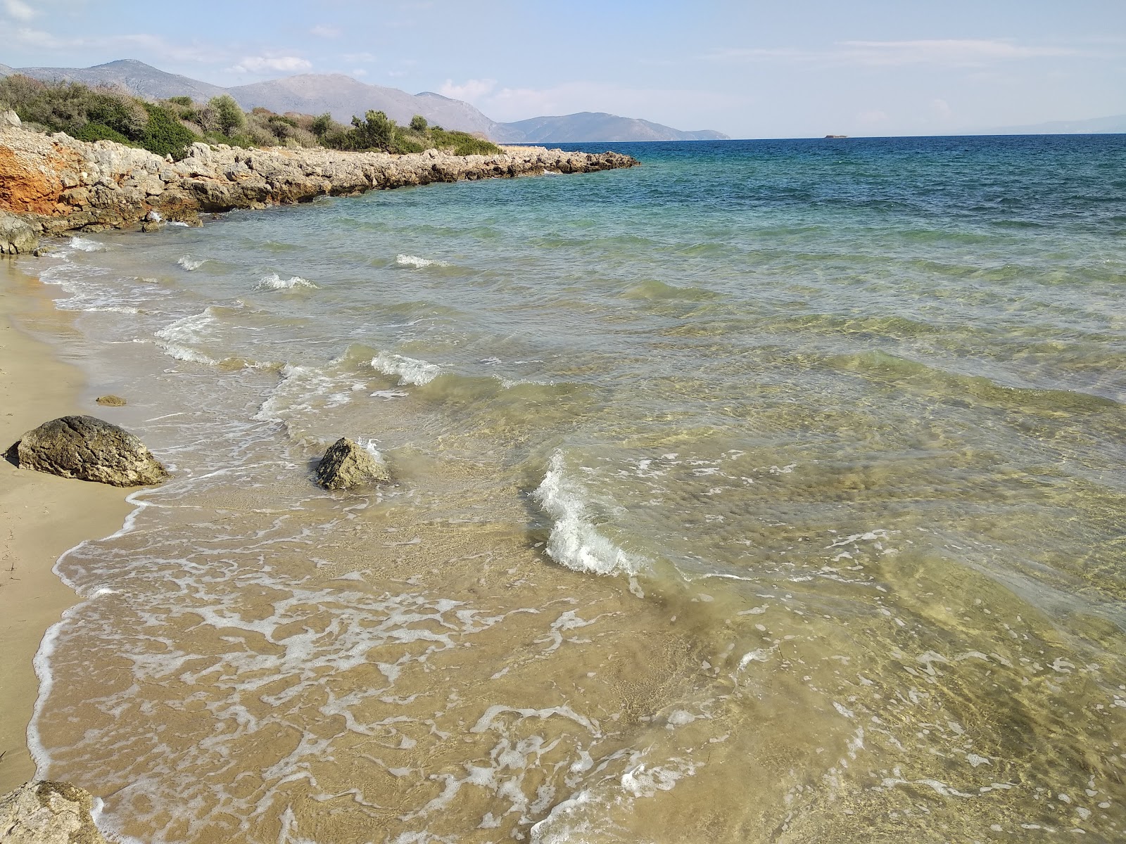 Foto de Asteri beach con agua azul-verde superficie