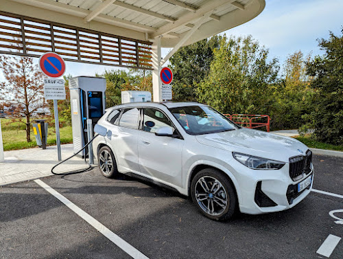 Borne de recharge de véhicules électriques ENGIE Station de recharge Beaune-la-Rolande