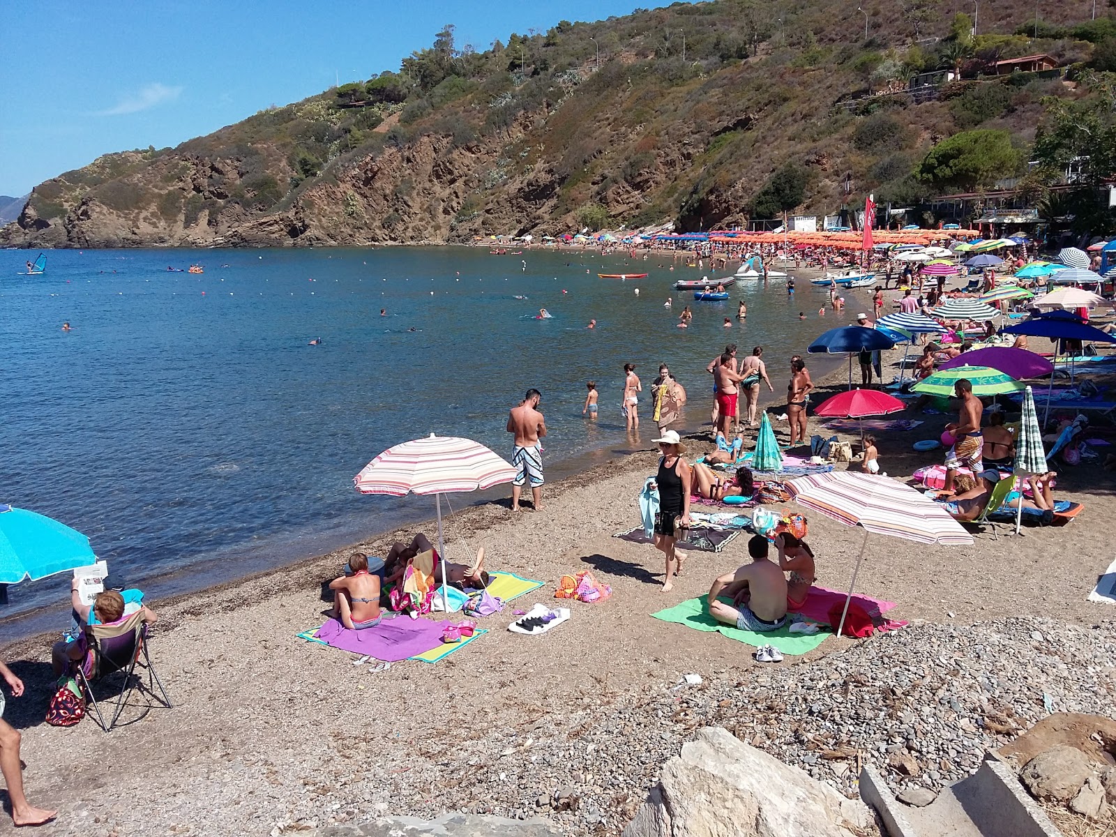 Foto von Cala dell'Innamorata von Klippen umgeben