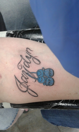 Tattoo Shop «Shrunkin Head Tattoo», reviews and photos, 4438 St John Ave, Kansas City, MO 64123, USA