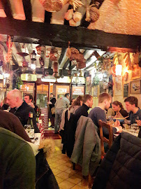 Atmosphère du Restaurant français Le Vieux Bistrot : Spécialité Fromage, Fondue , Raclette, Pierrades à Paris - n°13